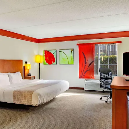 La Quinta By Wyndham Raleigh Crabtree Hotel Exterior photo